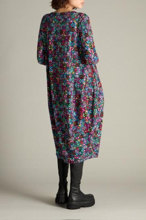 Sahara mekko SPD5534  Peruvian Patchwork Jersey ärikäs kuosi kivalla tekstuuri ompelulla tuotekuva 2