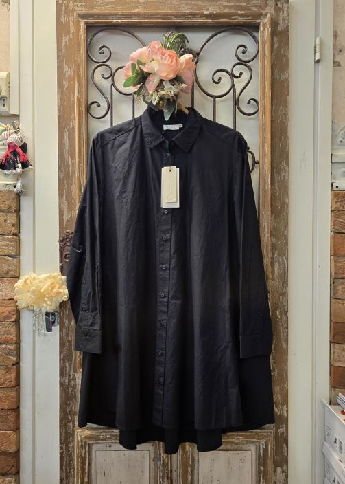 MASAI tunika/kauluspaita Ingebeth Musta tyylikas ja ajaton malli rypytetyssa puuvillassa Tama on naisellinen MASAI malliston