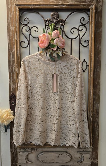 Marta du Chateau ihana pitsipaita 7707 Beige romanttinen malli, ihana kun nakyy neuleen alta Erinomaisen hinta-laatusuhteen