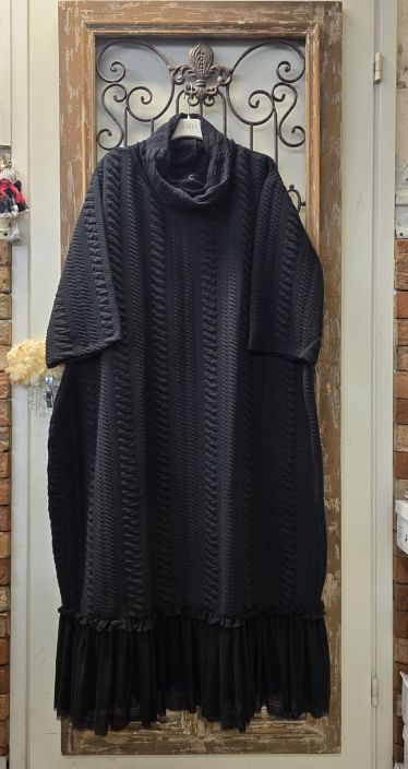 By Zusse pitka maxi mekko Emma Ajaton musta upea juhlava ja tilava malli tekstuuriompeleilla Upea ja nayttava maxi mekko By