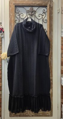 BY ZUSSE By Zusse pitkä maxi mekko Emma Ajaton musta upea juhlava ja tilava malli tekstuuriompeleilla