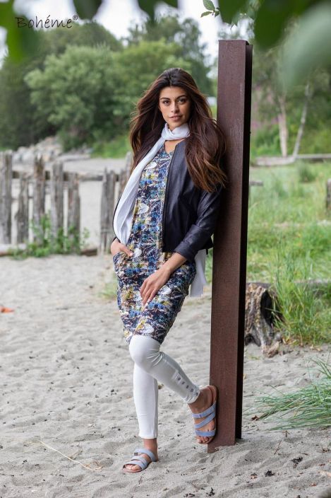 Boheme legginssit B11429 (Musta) Hyvin joustavat, mukavat legginssit jotka saavat asujen luomisesta helppoa. Lahkeiden