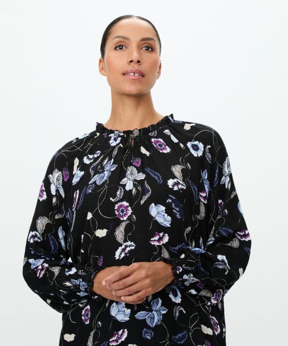 MASAI paita Denira Serenity Musta kauniit kukat sinisen sävyissä tuotekuva 2 MASAI paita Denira Serenity Musta kauniit kukat sinisen sävyissä tuotekuva 2