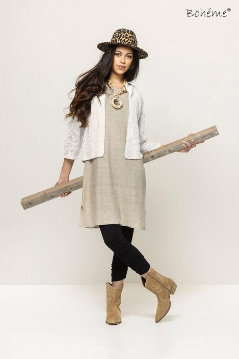 Boheme neulejakku B13184 Offwhite aarettoman mukava neulos Tama pellavasta valmistettu Boheme neulejakku on aarettoman Boheme neulejakku B13184 Offwhite aarettoman mukava neulos Tama pellavasta valmistettu Boheme neulejakku on aarettoman