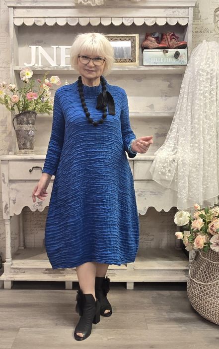 Grizas mekko 91754 Sininen malliston klassikko tekstuuri Upea mekko jonka kankaaseen on ommeltu Grizas malliston klassikko Grizas mekko 91754 Sininen malliston klassikko tekstuuri Upea mekko jonka kankaaseen on ommeltu Grizas malliston klassikko