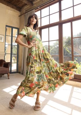 Escape mekko 10049 Cecilia näyttävä kauniisti aaltoileva malli kiiltävillä yksityiskohdilla