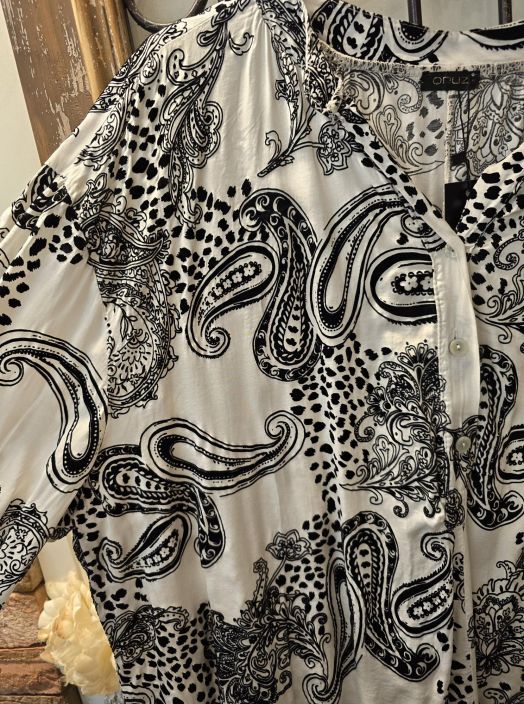 QNUZ paita 01 Valkoinen pehmeä viskoosi satiini ja musta sametti tuotekuva 3