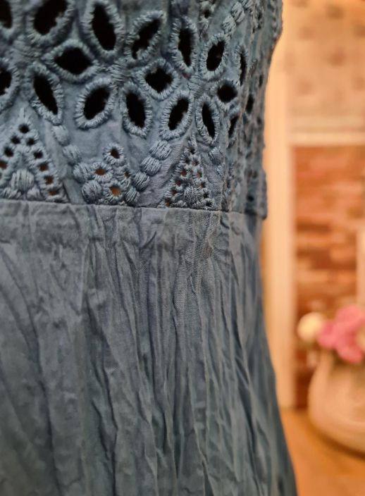 Privatsachen tunika Peonimal (Oxalla) Upea tulppaanihelmainen mekko jonka ylaosa on kauniista pitsista. Mallisa sivuissa