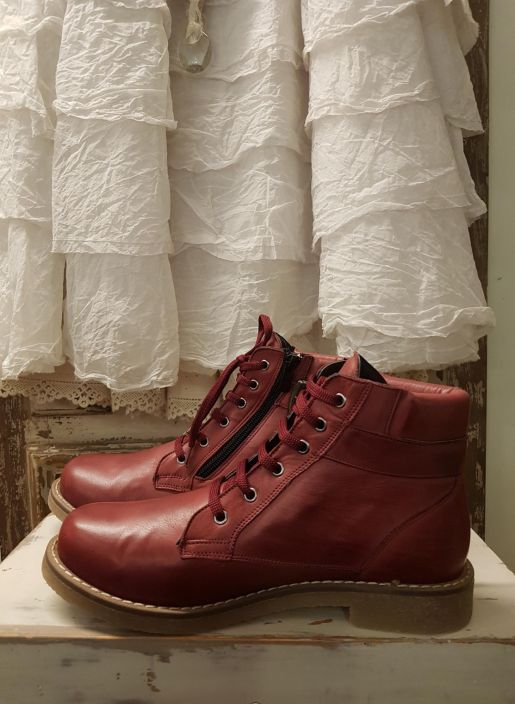 Mago nilkkurit 145-22 (Punainen) Erittain trendikkaat, korkealaatuiset nilkkurit suositusta Mago mallistosta! Nama kengat