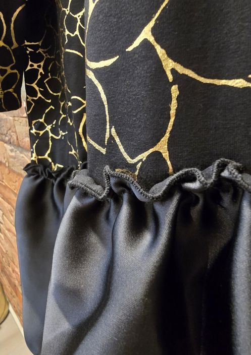 MASAI mekko Nylindra Gold kaunis kultainen juhlava kuosi mustalla trikoo pohjalla tuotekuva 2