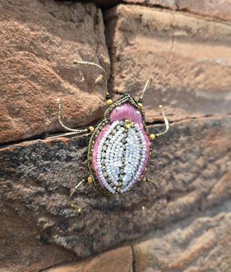 ERFURT Erfurt koriste ötökkä hakaneulalla, käsityötä Vaaleanpunainen kuoriainen