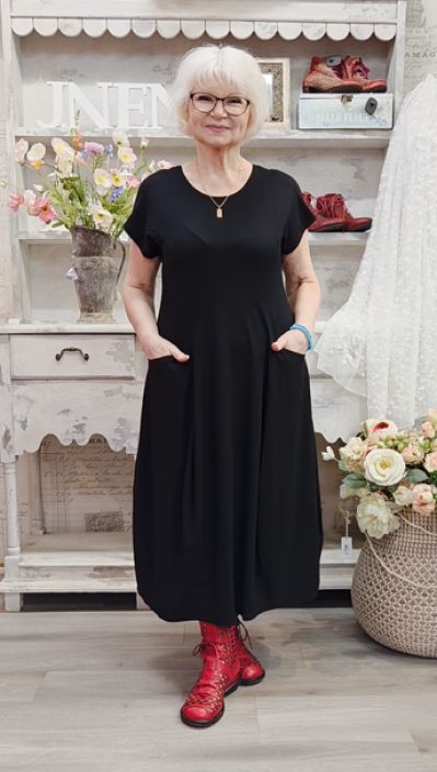 NOEN mekko 88634 Musta mukava ja tyylikas trikoo NOEN malliston ihana trikoomekko jota on helppo muokata oman tyylin mukaan NOEN mekko 88634 Musta mukava ja tyylikas trikoo NOEN malliston ihana trikoomekko jota on helppo muokata oman tyylin mukaan