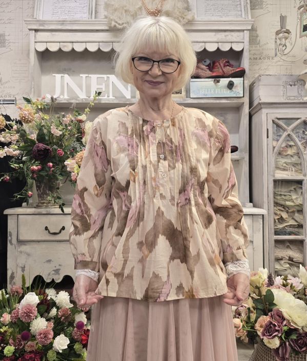 Marta du Chateau paita 8687 Beige ihana syksyn kuosi puuvillassa Ohuesta puuvillasta valmistettu Marta paita romanttisilla Marta du Chateau paita 8687 Beige ihana syksyn kuosi puuvillassa Ohuesta puuvillasta valmistettu Marta paita romanttisilla