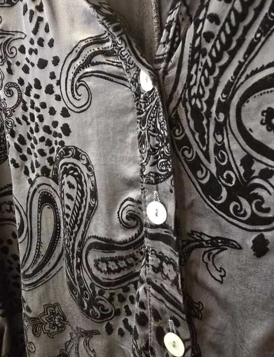 QNUZ paita 01 Musta pehmeä viskoosi satiini ja musta sametti tuotekuva 2