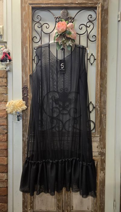 By Zusse alus-sifonkimekko Nika Musta ihana sifonki kauniilla helmalla viimeistelemaan asusi Juhlava alusmekko sifongista