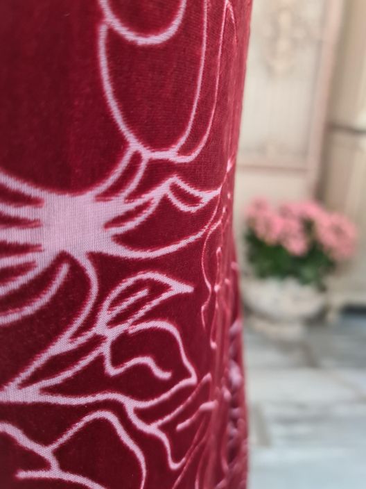Grizas mekko 91052A (x15) Erinomaisesti laskeutuvasta ja pehmeasta laadusta valmistettu Grizas mekko. Yksinkertainen ja