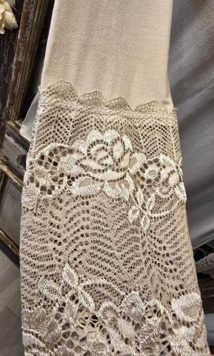 Marta du Château Puuteri/latte paita pitsi hihojensuilla kaunis aluspaita joustavasta viskoosista tuotekuva 2 Marta du Château Puuteri/latte paita pitsi hihojensuilla kaunis aluspaita joustavasta viskoosista tuotekuva 2