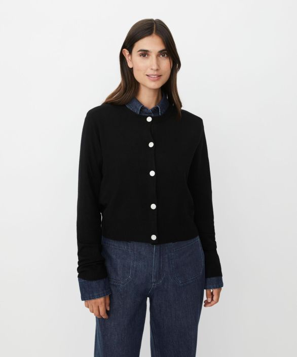 MASAI neulejakku Liffa Musta mukava malli hienoilla napeilla Kimaltelevat napit jalokivilla lisaavat naisellisen silauksen MASAI neulejakku Liffa Musta mukava malli hienoilla napeilla Kimaltelevat napit jalokivilla lisaavat naisellisen silauksen