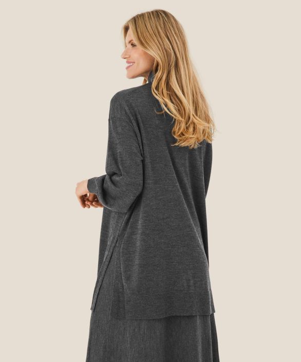 MASAI neule Fralla (Grey mel.) Taydenna neulekokoelmaasi talla mukavalla kaunokaisella. Se on neulottu ohuesta, pehmeasta