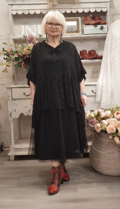 Grizas silkkipaita 51414 Musta lapikuultava pallokuosi ja suloinen rusetti kauluksessa Tama Grizas paita on valmistettu