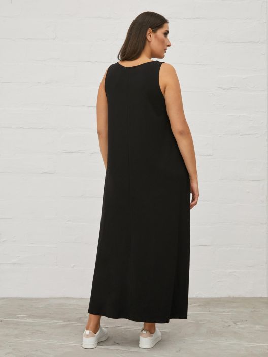 MAT mekko 7502,0000 musta Ihana hihaton MAT mekko joustavasta viskoosista joka on takaa tyylikkaasti pidempi! Sopii