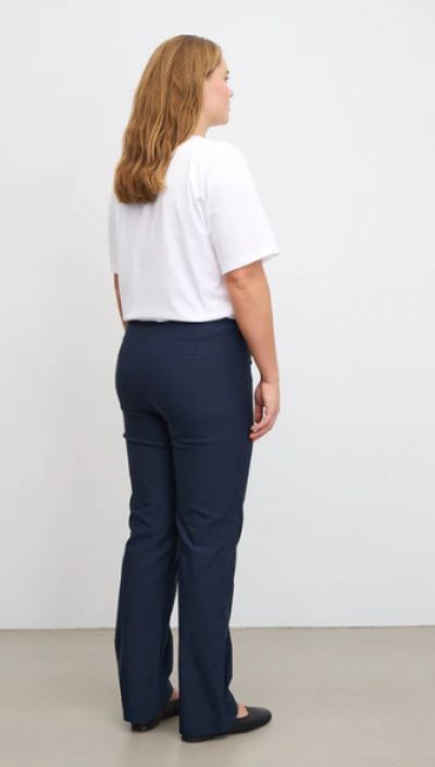 Laurie housut 27014 Betty regular medium length navy Pitkaikaiset housut ansaitsevat harkitun suunnittelun, eika Betty malli