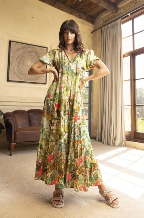 Escape mekko 10049 Cecilia näyttävä kauniisti aaltoileva malli kiiltävillä yksityiskohdilla tuotekuva 1 Escape mekko 10049 Cecilia näyttävä kauniisti aaltoileva malli kiiltävillä yksityiskohdilla tuotekuva 1