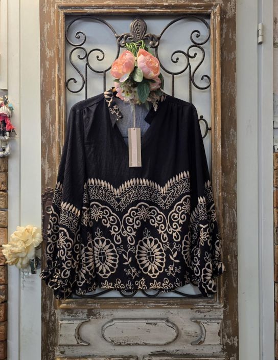 Marta du Chateau 8567 Musta Beige kuosi pehmea kevyt viskoosi Todella pehmeasta viskoosista valmistettu Marta paita Marta du Chateau 8567 Musta Beige kuosi pehmea kevyt viskoosi Todella pehmeasta viskoosista valmistettu Marta paita