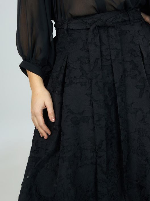 MAT hame 6010 / 8001 (Black) Taman uniikin hameen paallyskangas on kauniista pitsista. A-linjainen mukavasti laskeutuva
