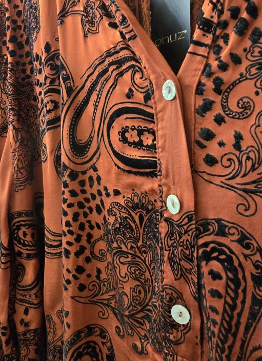 QNUZ paita 01 Terracotta pehmeä viskoosi satiini ja musta sametti tuotekuva 1 QNUZ paita 01 Terracotta pehmeä viskoosi satiini ja musta sametti tuotekuva 1