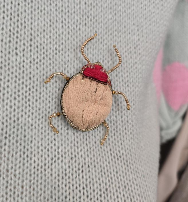 Erfurt koriste ötökkä hakaneulalla, käsityötä Beige/punainen kuoriainen tuotekuva 4