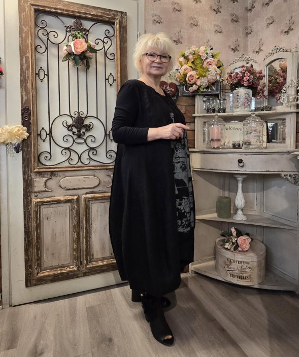 Mara Gibbucci mekko W60-15 tyylikäs malli taiteellisella kuosilla ja ompeleilla tuotekuva 3