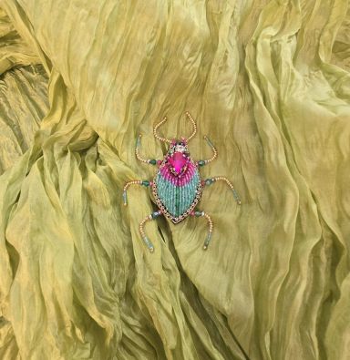 Erfurt koriste ötökkä hakaneulalla, käsityötä Vaaleanpunainen/Vihertävä kuoriainen