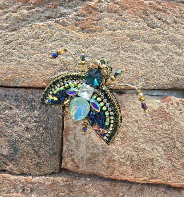 ERFURT Erfurt koriste ötökkä hakaneulalla, käsityötä Vaalea jalokivi kuoriainen siivillä