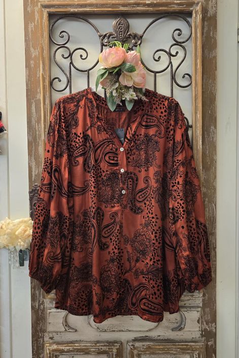 QNUZ paita 01 Terracotta pehmea viskoosi satiini ja musta sametti Tama paita QNUZ mallistosta on todella pehmea ja ajattoman QNUZ paita 01 Terracotta pehmea viskoosi satiini ja musta sametti Tama paita QNUZ mallistosta on todella pehmea ja ajattoman